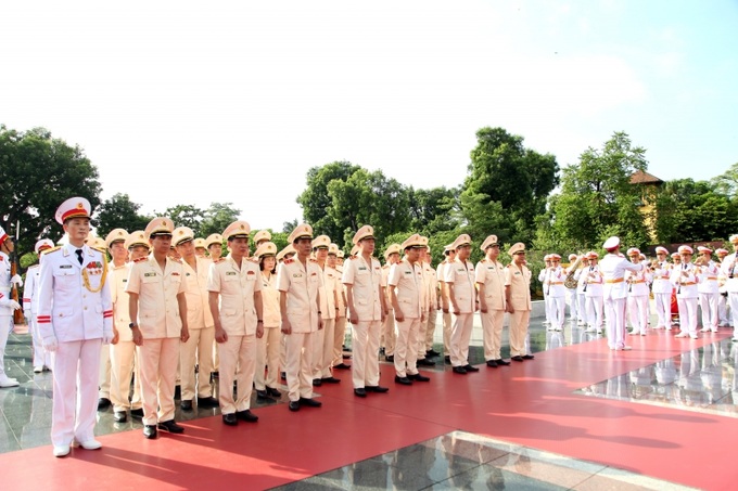 Đoàn đại biểu Đảng ủy Công an Trung ương - Bộ Công an tưởng niệm các Anh hùng Liệt sĩ.