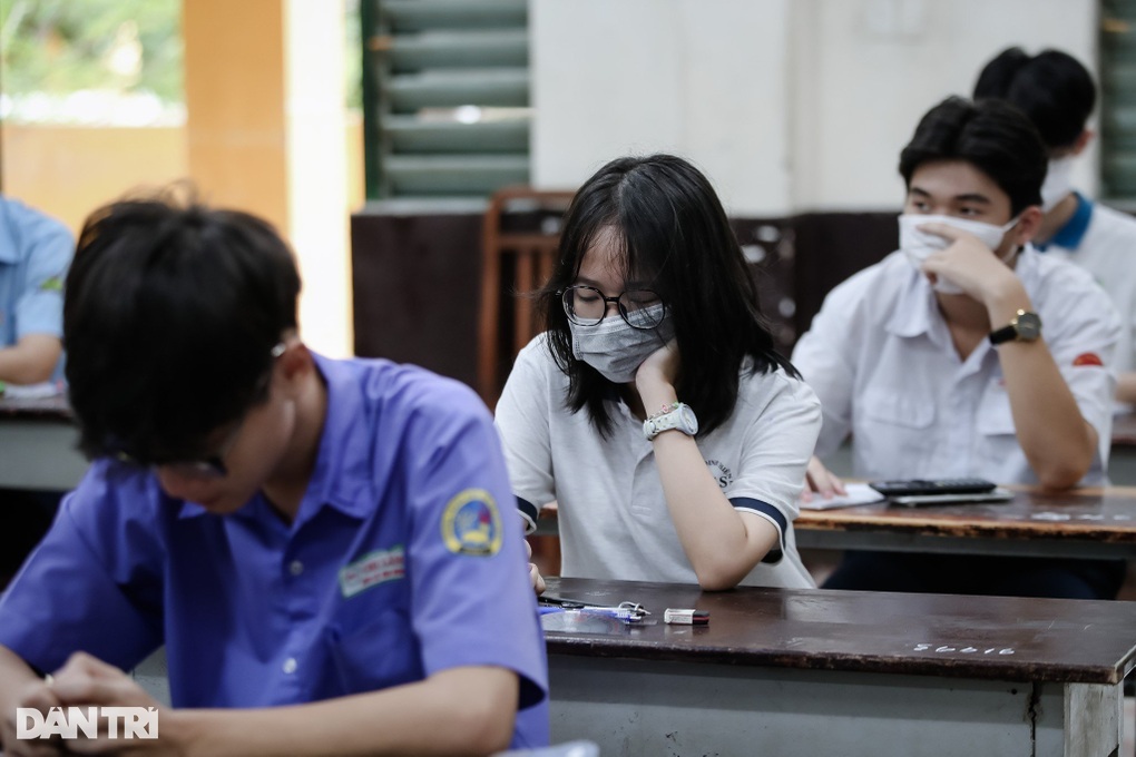 Đề thi và đáp án gợi ý môn toán vào lớp 10 TPHCM năm 2023 - 10 Đề thi và đáp án gợi ý môn toán vào lớp 10 TPHCM năm 2023 - 10