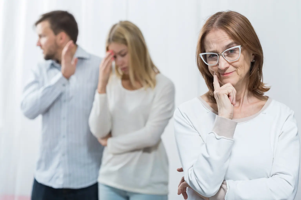 Nghe lời mẹ, chú rể lén đổi mẫu váy cưới mà cô dâu không thích - 1 Nghe lời mẹ, chú rể lén đổi mẫu váy cưới mà cô dâu không thích - 1