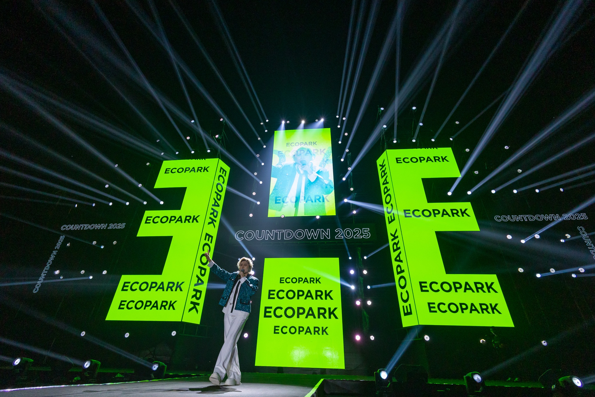 Ecopark Countdown 2025 Hơn 50.000 người mãn nhãn, vỡ òa cảm xúc Báo Dân trí