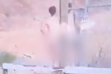 Kỳ quặc: Khỏa thân chạy bộ ngay gần trường đua ngựa