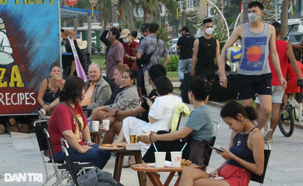 Biển Đà Nẵng đông nghịt người dịp lễ Giỗ Tổ Hùng Vương - 8 Biển Đà Nẵng đông nghịt người dịp lễ Giỗ Tổ Hùng Vương - 8