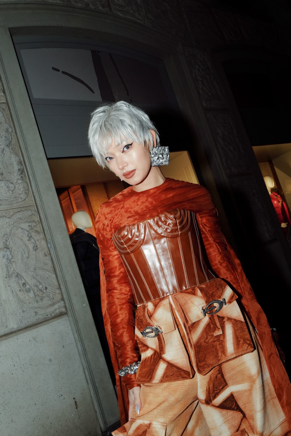 Châu Bùi khác lạ trong thiết kế của Phan Đăng Hoàng tại Milan Fashion Week - 2 Châu Bùi khác lạ trong thiết kế của Phan Đăng Hoàng tại Milan Fashion Week - 2