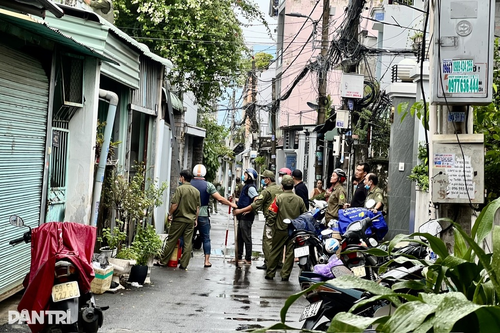 Bắt gã đàn ông tấn công hàng xóm, cầm dao cố thủ ở TPHCM - 2 Bắt gã đàn ông tấn công hàng xóm, cầm dao cố thủ ở TPHCM - 2