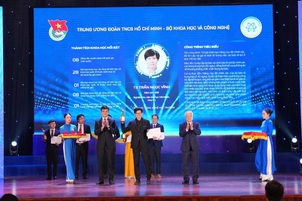 Chủ nhân Quả Cầu Vàng “truy vết” dữ liệu, đưa dự báo lũ chính xác gấp 6 lần - 1 Chủ nhân Quả Cầu Vàng “truy vết” dữ liệu, đưa dự báo lũ chính xác gấp 6 lần - 1