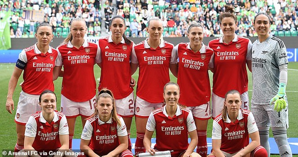 Máy bay chở đội nữ Arsenal bỗng dưng… bốc cháy - 2 Máy bay chở đội nữ Arsenal bỗng dưng… bốc cháy - 2