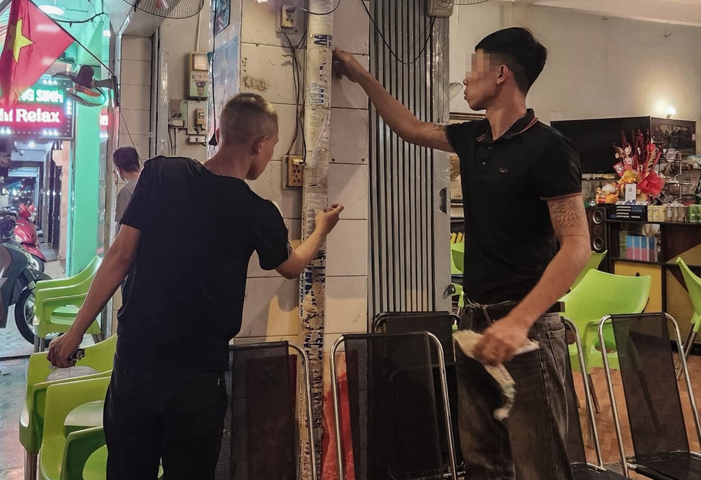 Nhiều người dán quảng cáo sai quy định ở TPHCM bị xử phạt - 2 Nhiều người dán quảng cáo sai quy định ở TPHCM bị xử phạt - 2