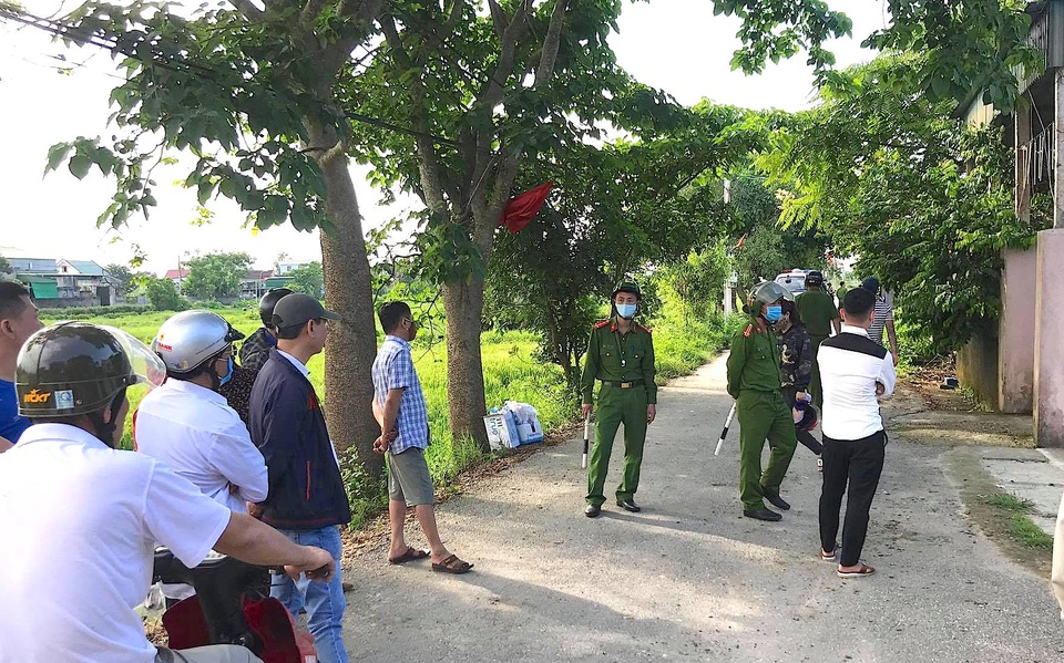 Nghe tin ông Phú bắn chết người, người dân xung quanh xôn xao bàn tán. Hàng nghìn người từ khắp nhiều nơi đổ dồn về theo dõi sự việc. Nghe tin ông Phú bắn chết người, người dân xung quanh xôn xao bàn tán. Hàng nghìn người từ khắp nhiều nơi đổ dồn về theo dõi sự việc.