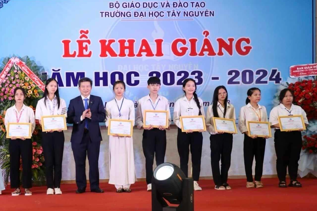 Sáp nhập một trường cao đẳng vào Trường Đại học Tây Nguyên - 2 Sáp nhập một trường cao đẳng vào Trường Đại học Tây Nguyên - 2