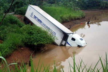 Cố vượt xe ở đoạn cua tay áo, container cắm đầu xuống hồ