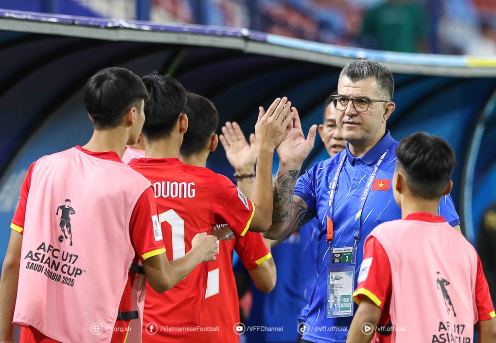 HLV Cristiano Roland công bố danh sách U16 Việt Nam sang Trung Quốc thi đấu - 1 HLV Cristiano Roland công bố danh sách U16 Việt Nam sang Trung Quốc thi đấu - 1