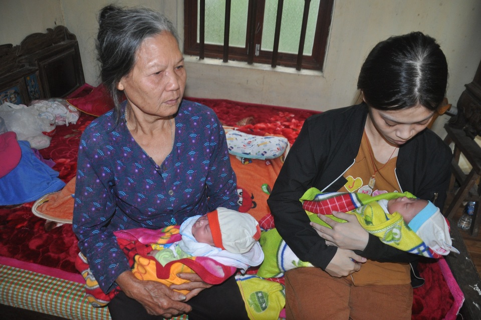 Xót xa cảnh người mẹ sinh 3 bé yếu ớt, một bé mãi mãi ra đi...2 bé nằm cấp cứu! - 1 Xót xa cảnh người mẹ sinh 3 bé yếu ớt, một bé mãi mãi ra đi...2 bé nằm cấp cứu! - 1