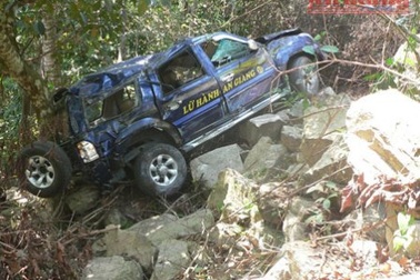 9 người thoát chết khi xe lữ hành rơi xuống vực núi Cấm