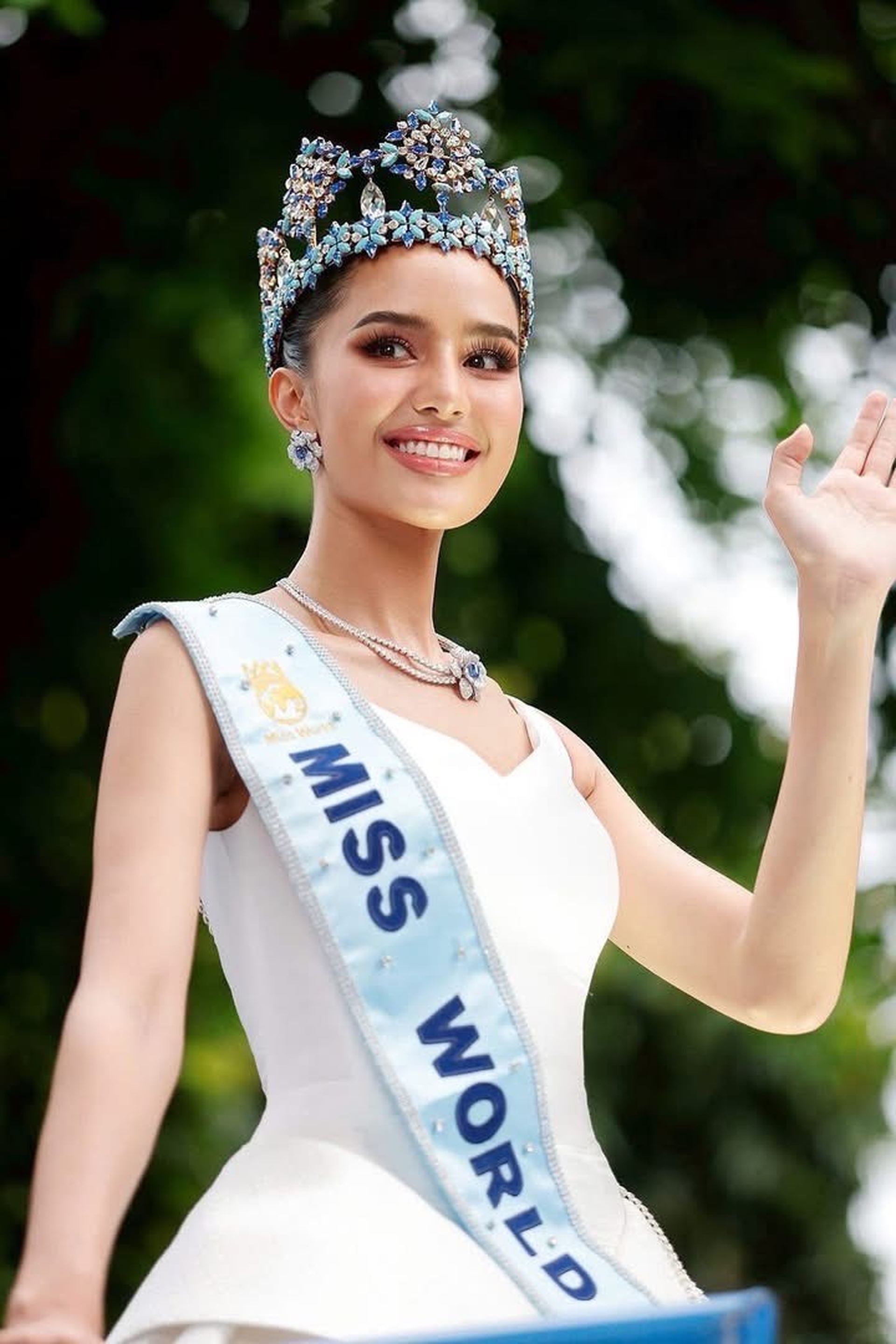 Gros plan sur l'apparence de poupée de la nouvelle Miss Monde - 12 Cận cảnh vẻ ngoài xinh như búp bê sống của tân Hoa hậu Thế giới - 12