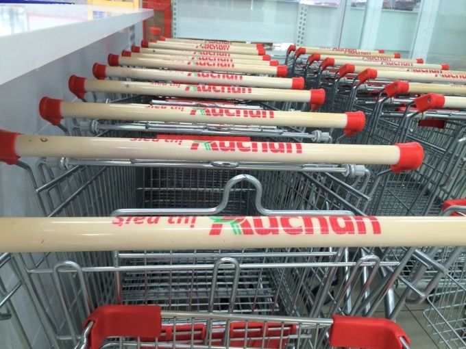 Siêu thị Auchan vắng vẻ, lặng lẽ tháo các kệ hàng sau bão giảm giá - Ảnh 14. Siêu thị Auchan vắng vẻ, lặng lẽ tháo các kệ hàng sau bão giảm giá - Ảnh 14.