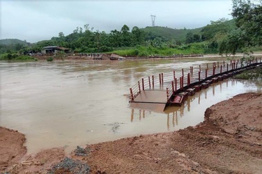 Nước lũ dâng cao "cắt đứt" cầu phao