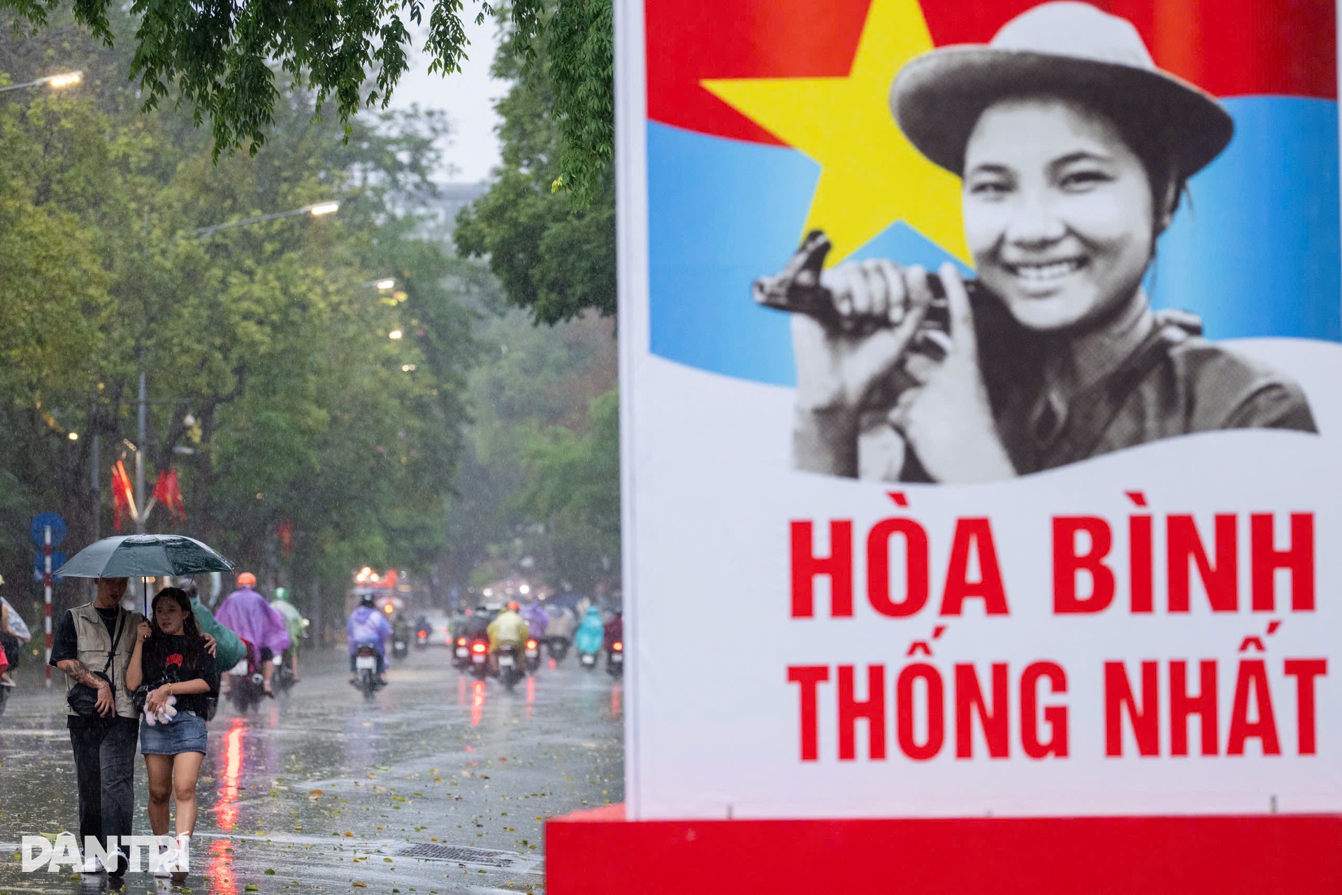 Hà Nội: Mây đen cuồn cuộn kèm mưa giông, xe cộ bật đèn giữa ban ngày - 14 Hà Nội: Mây đen cuồn cuộn kèm mưa giông, xe cộ bật đèn giữa ban ngày - 14