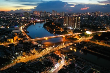 Cây cầu hơn 100 năm tuổi nối liền 2 quận ở TPHCM