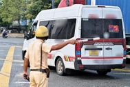 Vì sao khó xử lý xe limousine hợp đồng "khoác áo" tuyến cố định ở TPHCM?