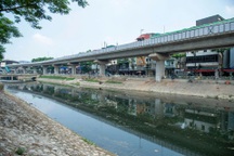 Vì sao nước sông Tô Lịch "vừa xanh lại chuyển đen"?