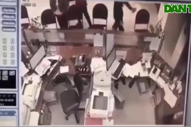 Kẻ lạ mặt khống chế nhân viên ngân hàng ở Nghệ An để cướp