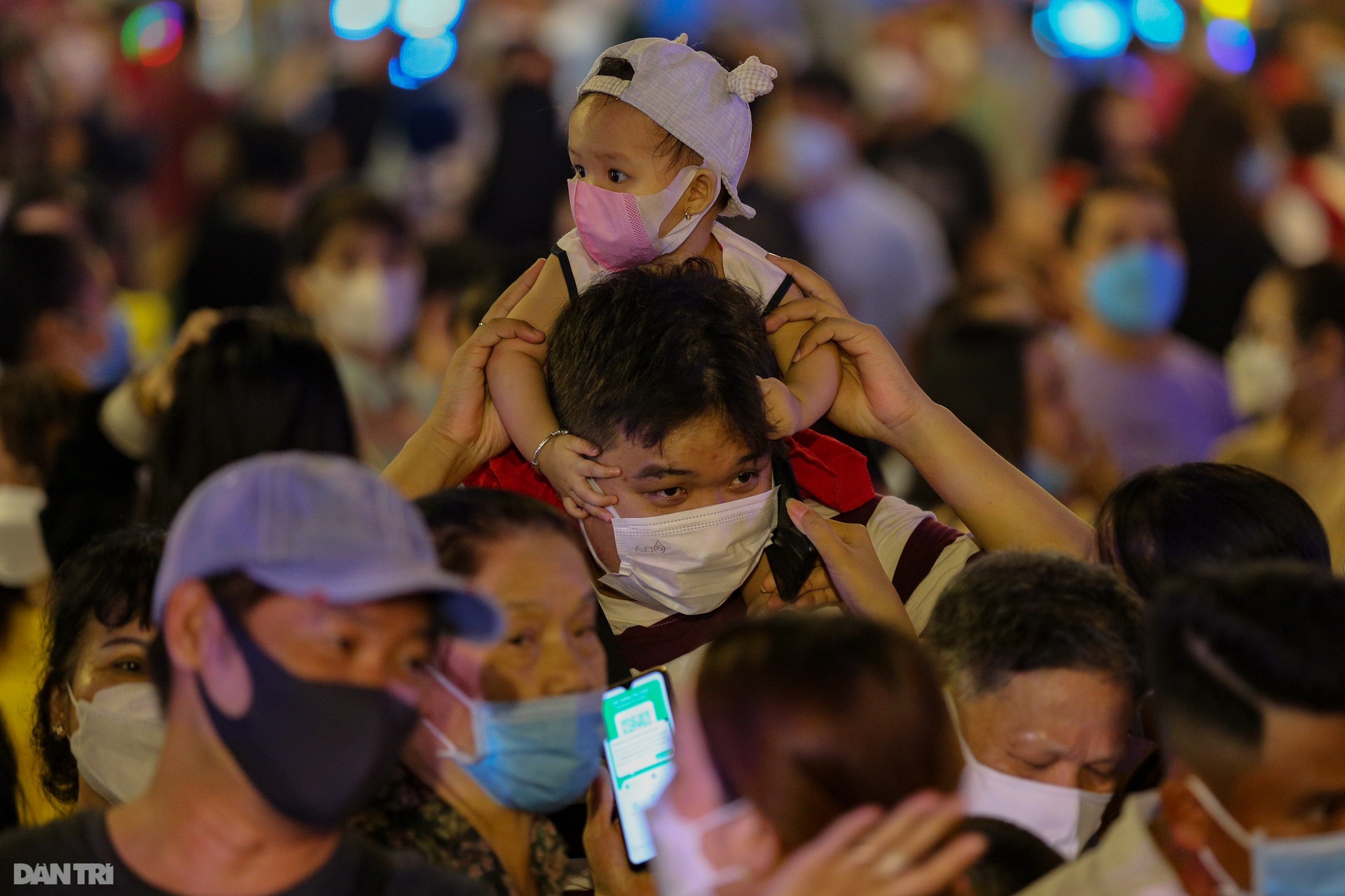 Hàng nghìn người dân Sài Gòn chen chân tham quan đường hoa Nguyễn Huệ - 7