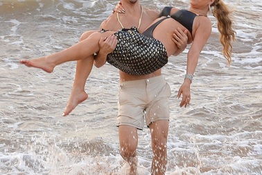 Mariah Carey công khai tình tứ với bạn trai kém 13 tuổi