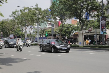 Đoàn xe hộ tống Thủ tướng Canada rời sân bay Tân Sơn Nhất