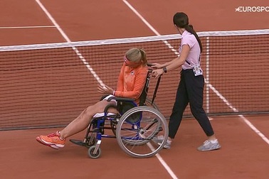 Rời sân trên xe lăn, tay vợt người Hà Lan bị tố... làm trò