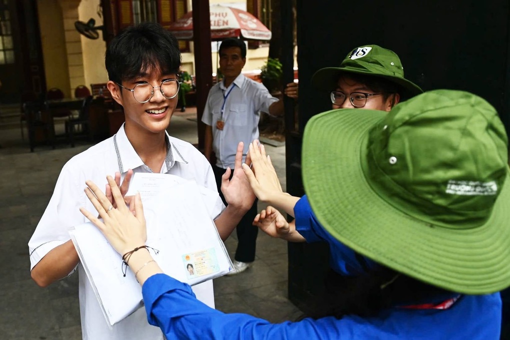 Trường chuyên đầu tiên tại Hà Nội công bố điểm chuẩn thi vào lớp 10 - 1 Trường chuyên đầu tiên tại Hà Nội công bố điểm chuẩn thi vào lớp 10 - 1