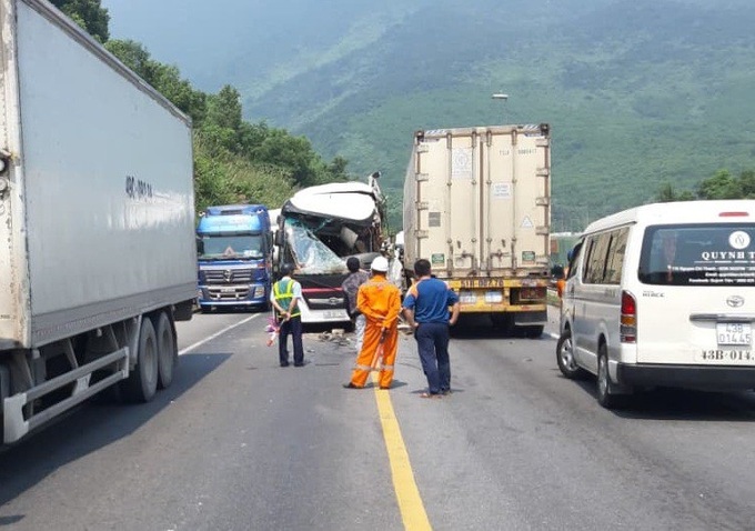 Đà Nẵng: Kinh hoàng xe khách chở đoàn du lịch Hàn Quốc bị container tông trực diện, người bị thương nằm la liệt - Ảnh 3. Đà Nẵng: Kinh hoàng xe khách chở đoàn du lịch Hàn Quốc bị container tông trực diện, người bị thương nằm la liệt - Ảnh 3.
