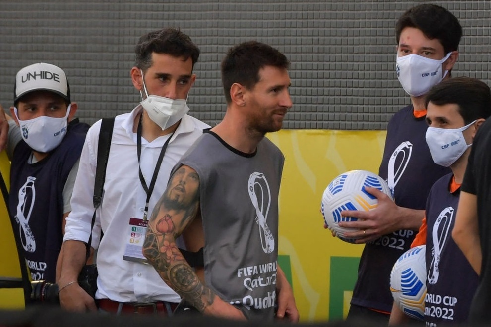 Messi tức giận khi chứng kiến các đồng đội bị cảnh sát Brazil bắt giữ - 2 Messi tức giận khi chứng kiến các đồng đội bị cảnh sát Brazil bắt giữ - 2