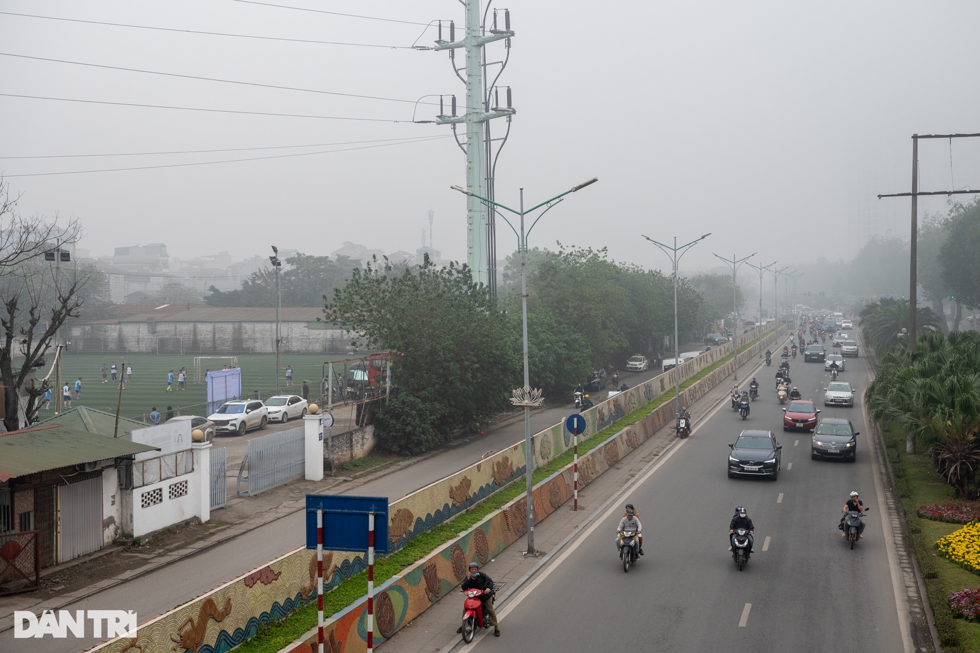 Bầu trời Hà Nội tái diễn tình trạng sương mù dày đặc - 1 Bầu trời Hà Nội tái diễn tình trạng sương mù dày đặc - 1