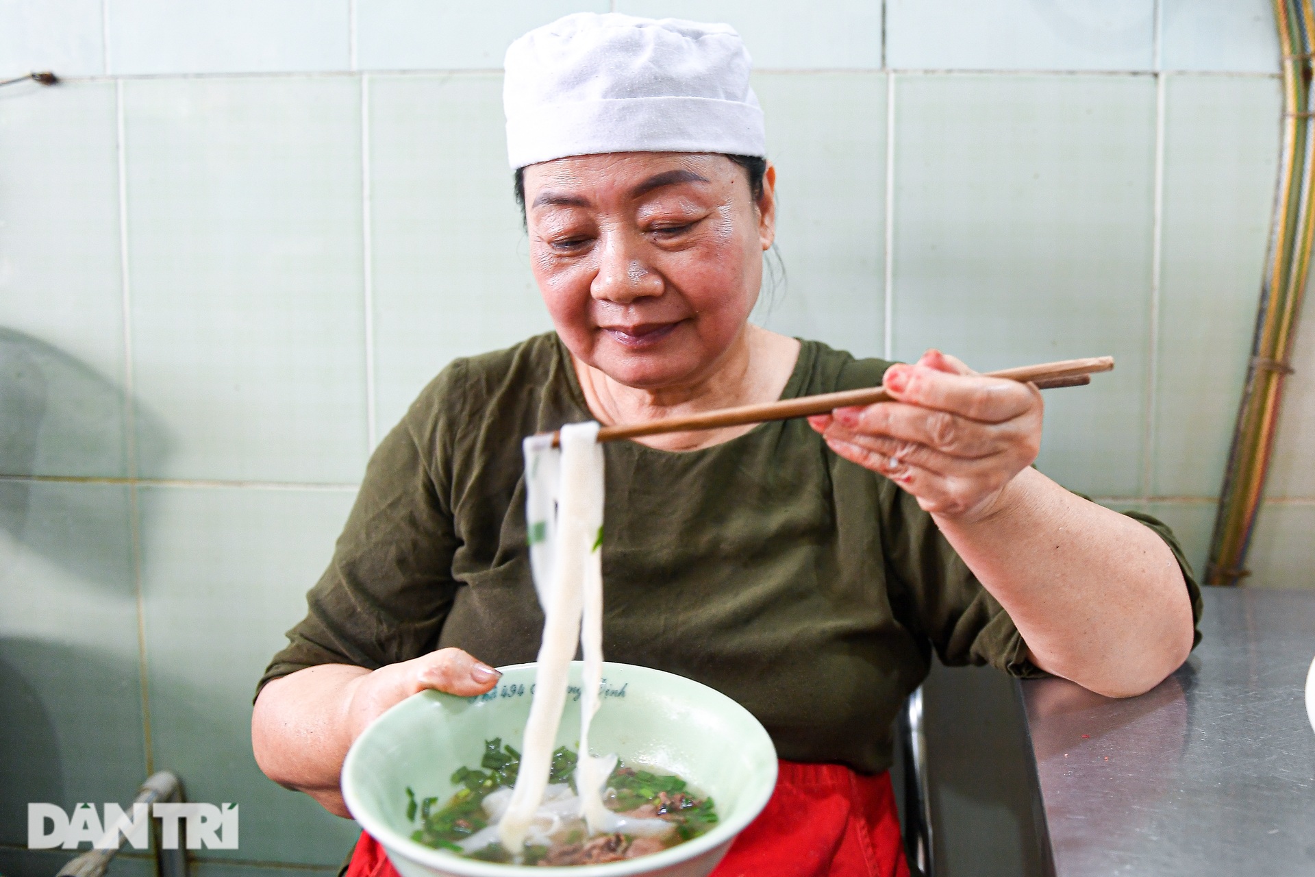 Quán phở Hà Nội chỉ bán một món, bà chủ tự ăn suốt 40 năm không ngán - 12 Quán phở Hà Nội chỉ bán một món, bà chủ tự ăn suốt 40 năm không ngán - 12