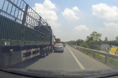 Chuyển làn không quan sát, xe tải hất văng xe con trên cao tốc