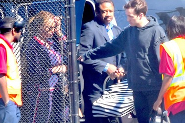 Vợ chồng Beyonce Knowles lần đầu đưa cặp sinh đôi dạo phố