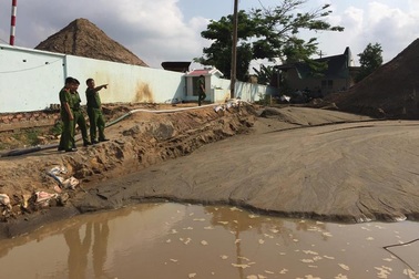 Công an nổ súng bắt 3 ghe hút cát trộm trên sông Đồng Nai