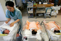 Hàn Quốc: Công ty "treo giải" tới 100 triệu won cho nhân viên sinh con