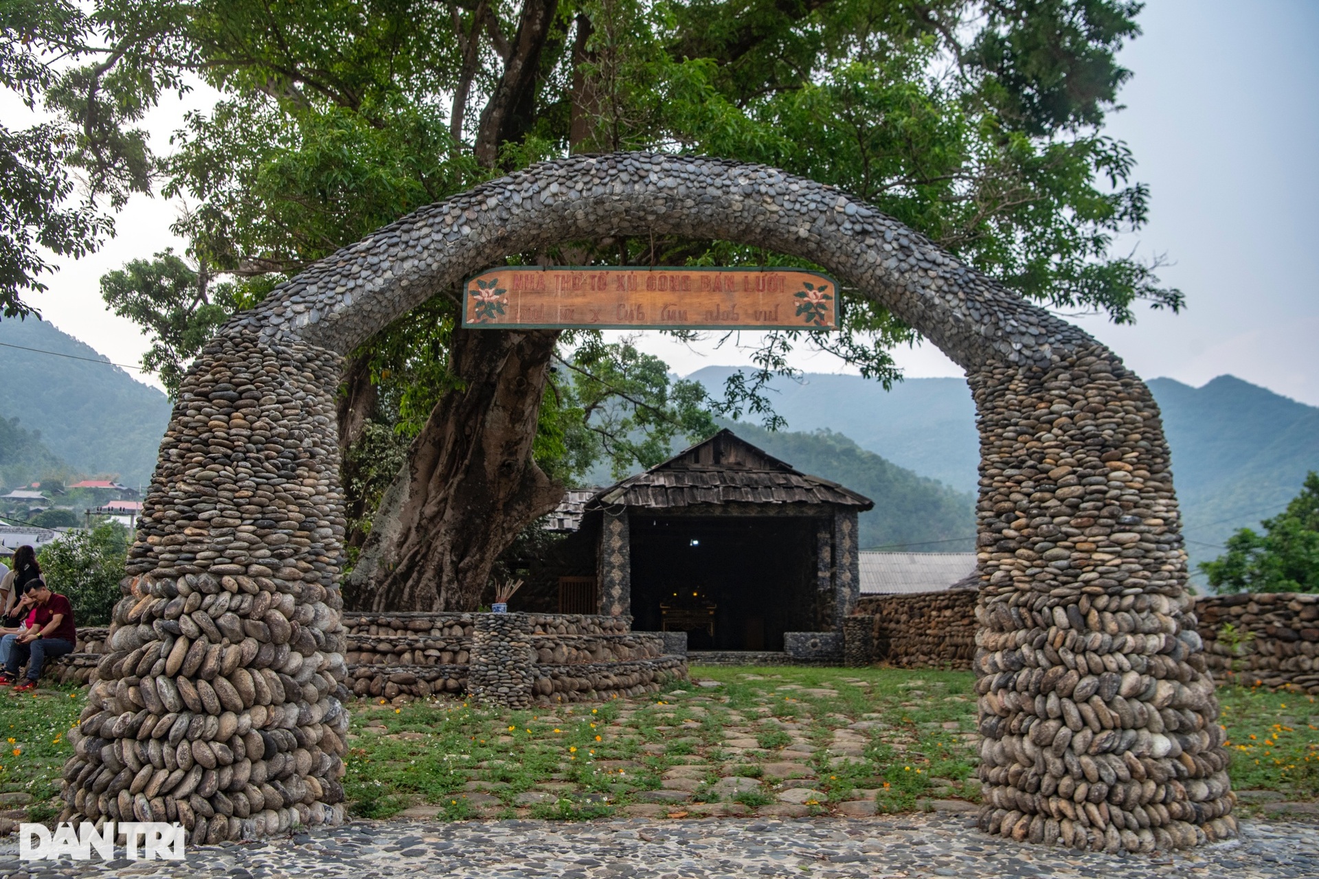 Độc đáo khu nhà thờ tổ vùng cao được xếp thành từ hàng triệu viên đá - 4 Độc đáo khu nhà thờ tổ vùng cao được xếp thành từ hàng triệu viên đá - 4
