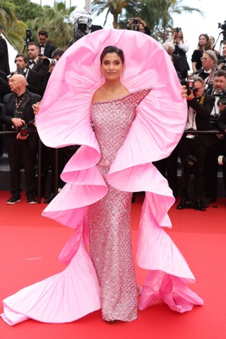 Bất chấp lệnh cấm ở Cannes 2025, Bella Hadid vẫn gây sốc với váy gợi cảm - 12