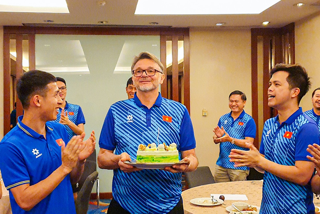 HLV Troussier nói lời xúc động trong ngày sinh nhật tuổi 69 - 1 HLV Troussier nói lời xúc động trong ngày sinh nhật tuổi 69 - 1