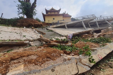 Sập toàn bộ bờ kè sông Phó Đáy, "uy hiếp" đền Mẫu ở Vĩnh Phúc