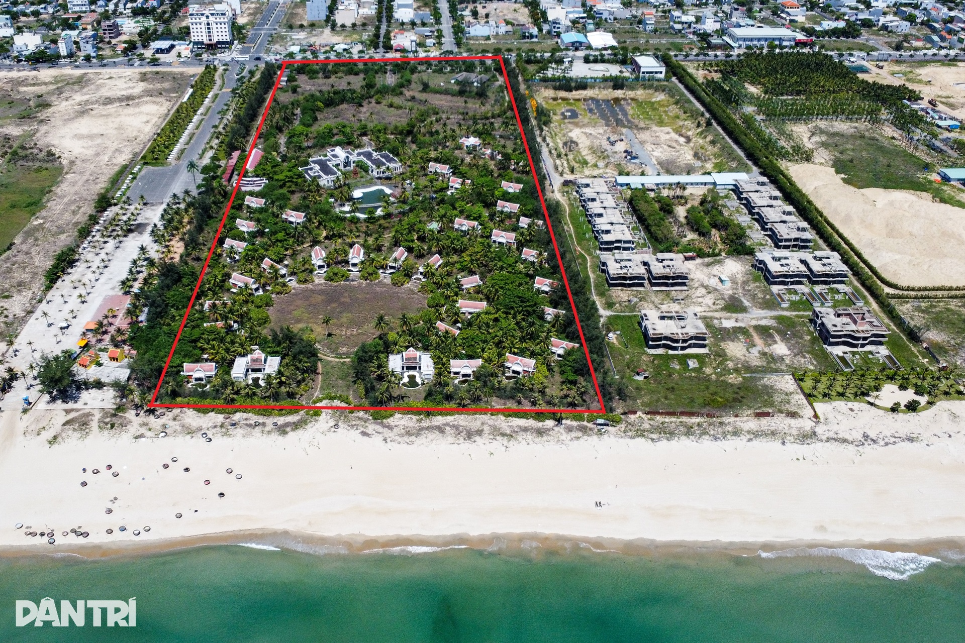 Cỏ phủ kín khu nghỉ dưỡng 12 triệu USD ven biển Đà Nẵng - 1 Cỏ phủ kín khu nghỉ dưỡng 12 triệu USD ven biển Đà Nẵng - 1