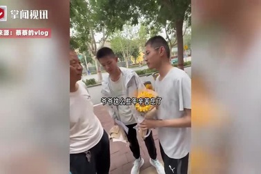 Cặp song sinh quỳ lạy cảm ơn ông nội sau khi hoàn tất kỳ thi đại học