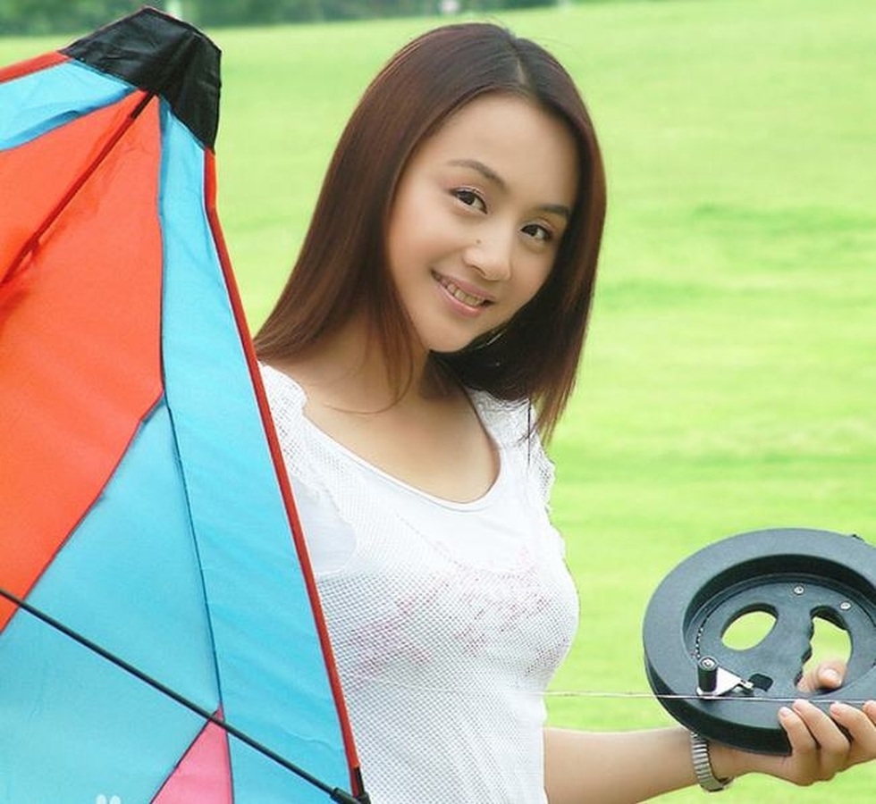 Tào Dĩnh của Quan huyện 9 tuổi: Nhan sắc khác lạ, livestream bán hàng - 5