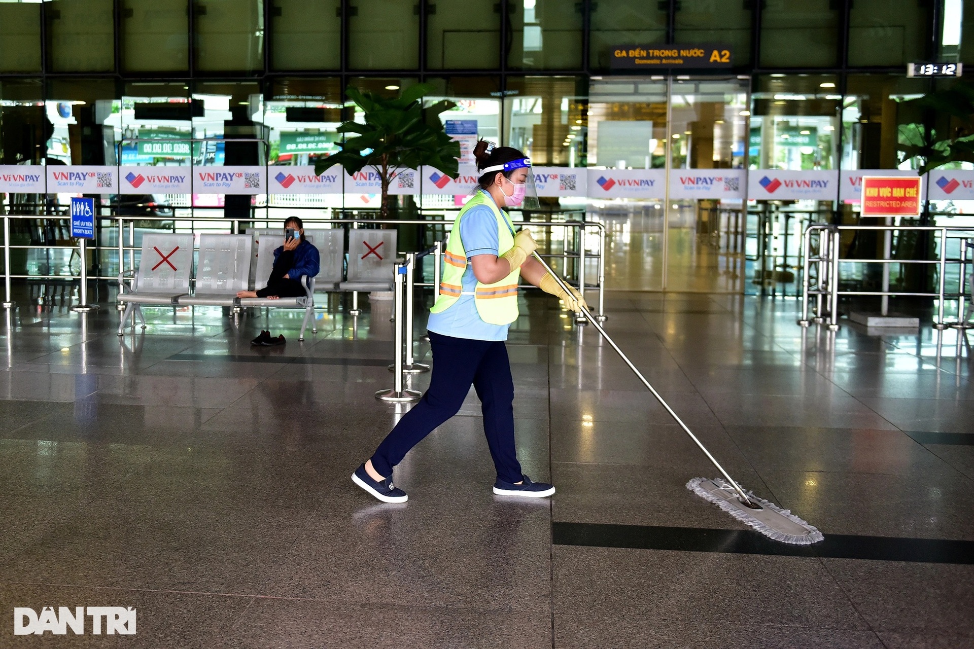 Sân bay Tân Sơn Nhất nhộn nhịp trở lại, hành khách xếp hàng làm thủ tục bay - 11 Sân bay Tân Sơn Nhất nhộn nhịp trở lại, hành khách xếp hàng làm thủ tục bay - 11