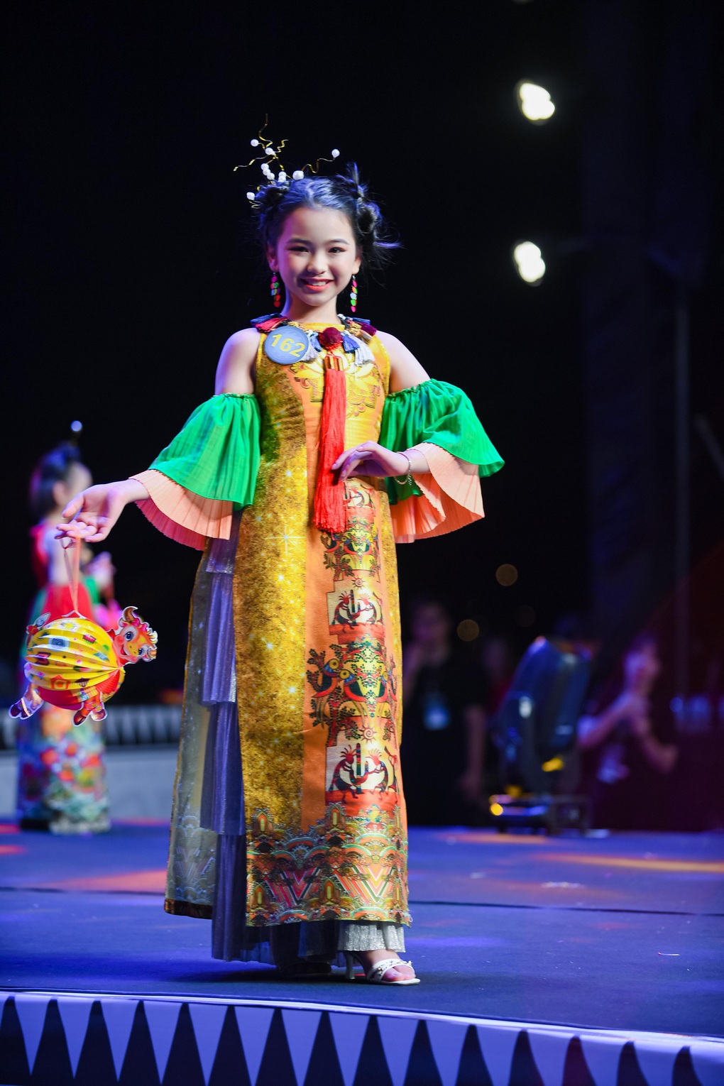 2 người mẫu nhí giành Quán quân Đại sứ Áo dài Trẻ em Việt Nam - 9 2 người mẫu nhí giành Quán quân Đại sứ Áo dài Trẻ em Việt Nam - 9
