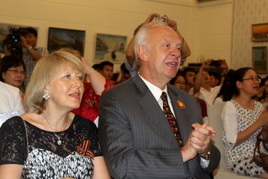 Đại sứ Nga cùng các sĩ quan Việt Nam tương lai dự lễ kỷ niệm chiến thắng phát xít