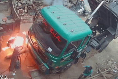 Vụ tai nạn vô cùng thương tâm, chủ xe bốc cháy như "ngọn đuốc"