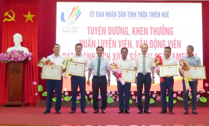 Khen thưởng các HLV trực tiếp đào tạo VĐV đạt thành tích tại Seagames 31